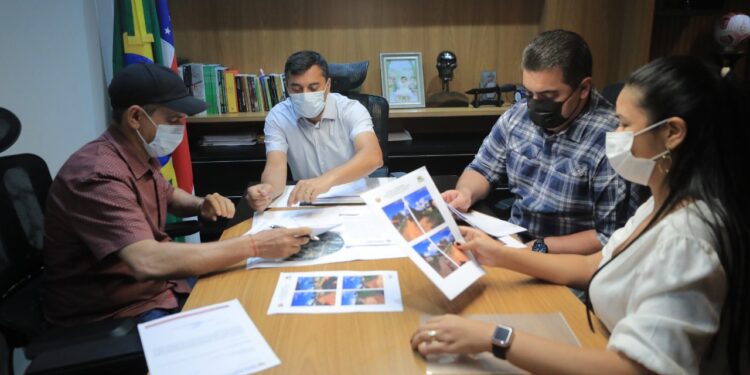 O governador Wilson Lima assinou, nesta sexta-feira (04/02), convênio com o prefeito de Uarini, Antônio Uchoa de Brito. Foto: Diego Peres/Secom