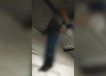 O corpo fo homem ficou preso pelo pescoço. Foto: Reprodução