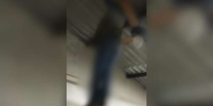 O corpo fo homem ficou preso pelo pescoço. Foto: Reprodução