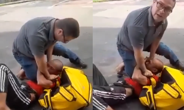 Homem não se intimidou com a câmera e continuou agredindo o trabalhador. Foto: Reprodução