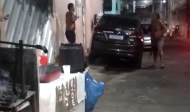 Homens começaram a brigar no meio da rua e a vizinhança teve que intervir. Foto: Reprodução