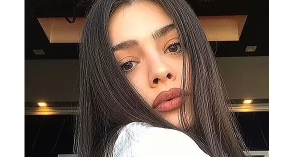 Jovem estava sendo apresentada para a fábrica. Foto: Reprodução