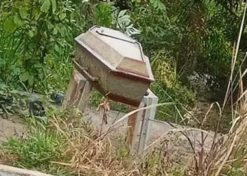 Moradores se assustaram ao acordarem e darem de cara com caixão. Foto: Reprodução