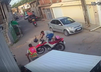 Ladrão caiu da moto com tudo. Foto: Reprodução