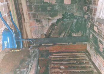 A casa ficou parcialmente destruída. Foto: Reprodução