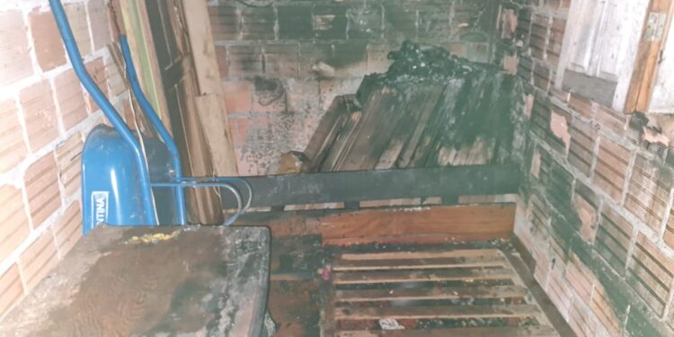 A casa ficou parcialmente destruída. Foto: Reprodução