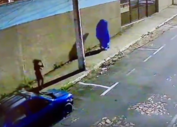 O casal foi visto saindo do veículo onde vítima foi encontrada morta nesta sexta-feira (4). Foto: Reprodução