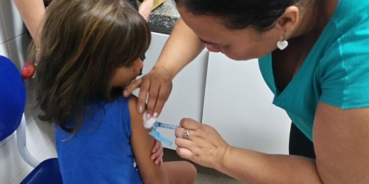 A partir desta sexta-feira (4) as crianças sem comorbidades já podem ser vacinadas. Foto: Reprodução/Internet