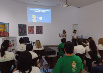 Na última sexta-feira, 11/2, professores e assessores das escolas participantes do projeto receberam orientações para o aprimoramento das atividades. Foto: Divulgação