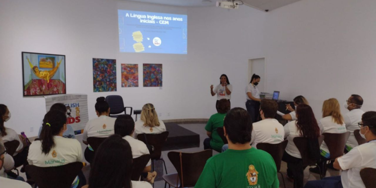 Na última sexta-feira, 11/2, professores e assessores das escolas participantes do projeto receberam orientações para o aprimoramento das atividades. Foto: Divulgação