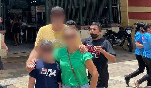 Casal com o filho estavam posando para foto na frente do mercadão. Foto: Reprodução