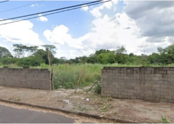 Depois de se relacionar com o homem, o jovem estava vestindo a roupa e percebeu que estava sendo furtado. Foto: Reprodução