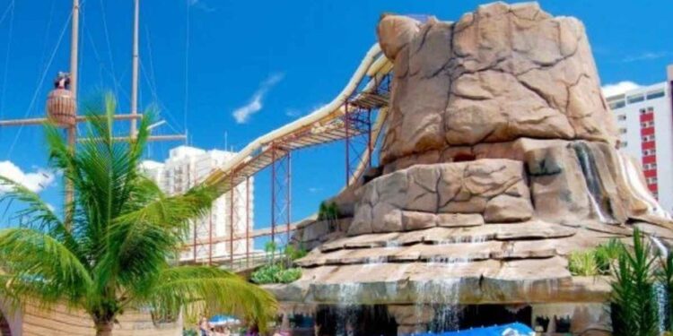 O toboágua 'vulcão', segundo a administração do parque aquático, estava em obras e fechado. Foto: Reprodução