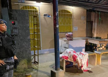 O rapaz estava sentado na parada de ônibus. Foto: Reprodução