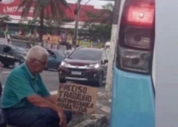 O homem não foi identificado e segurava um papelão. Foto: Divulgação