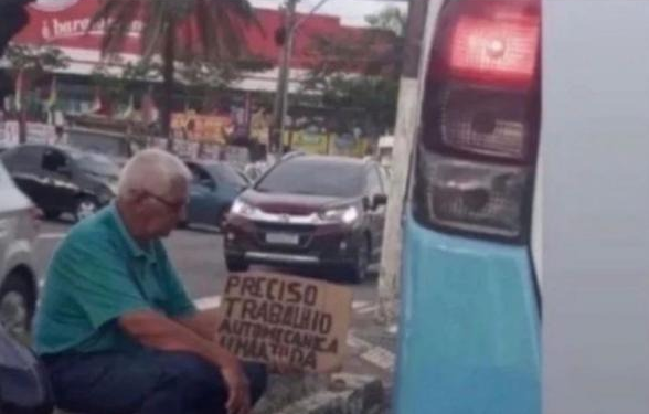 O homem não foi identificado e segurava um papelão. Foto: Divulgação