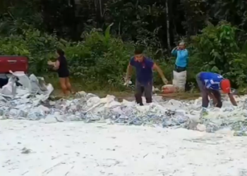 Quem estava passando aproveitou para pegar o que dava. Foto: Reprodução