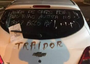 Carro estava estacionado e mulher não perdeu a oportunidade de se vingar. Foto: Divulgação