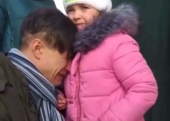 Homem ucraniano chora ao se despedir de filha antes de se juntar as forças armadas do país. Foto: Reprodução