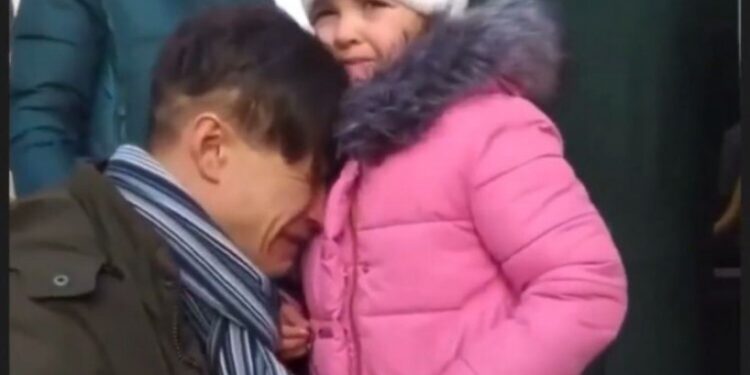 Homem ucraniano chora ao se despedir de filha antes de se juntar as forças armadas do país. Foto: Reprodução