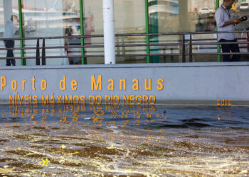 A cota do rio Negro atingiu 27,16 metros na manhã desta terça-feira (29). Foto:  Arquivo / Semcom