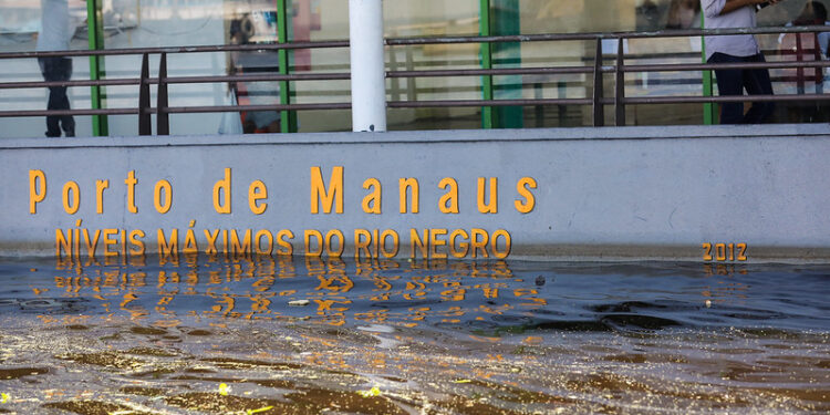 A cota do rio Negro atingiu 27,16 metros na manhã desta terça-feira (29). Foto:  Arquivo / Semcom