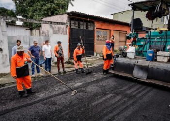 Nesta sexta-feira, equipes da Seminf executaram os trabalhos no Alfredo Nascimento. Foto: Osmar Neto / Seminf
