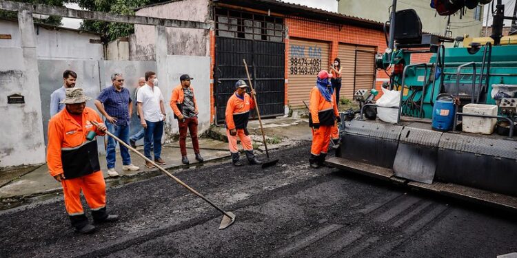Nesta sexta-feira, equipes da Seminf executaram os trabalhos no Alfredo Nascimento. Foto: Osmar Neto / Seminf