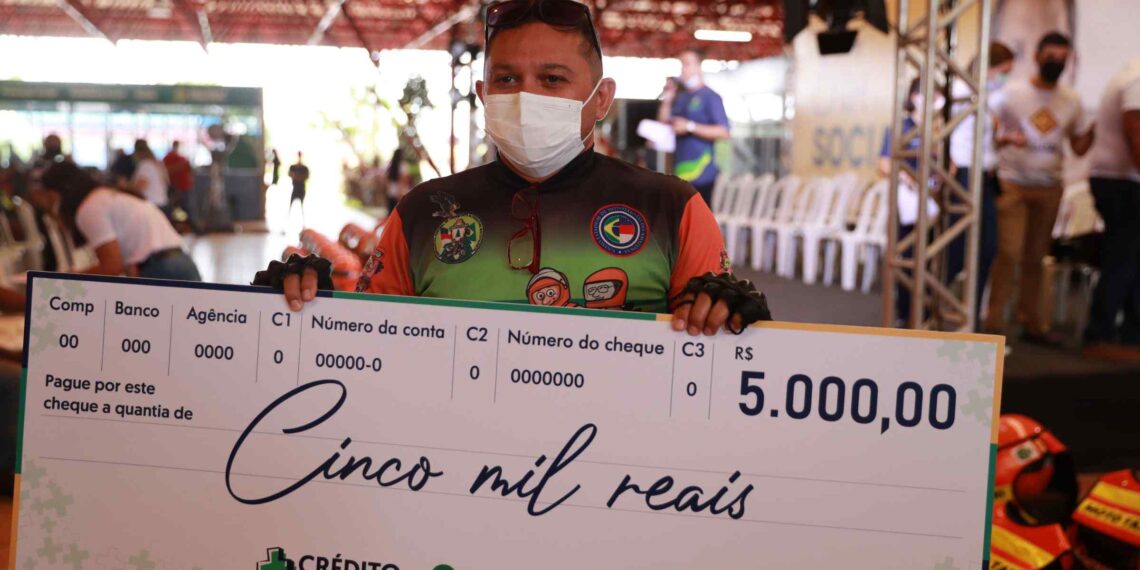 Mototaxistas recebem crédito de até R$ 5 mil em programa de financiamento do Governo do Amazonas