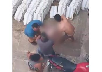 Três homens carregaram a criança e levaram para o hospital. Foto: Reprodução