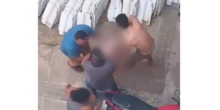 Três homens carregaram a criança e levaram para o hospital. Foto: Reprodução