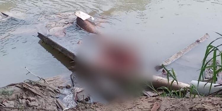 Homem foi deixado em igarapé e depois moradores o arrastaram para a rua. Foto: Divulgação