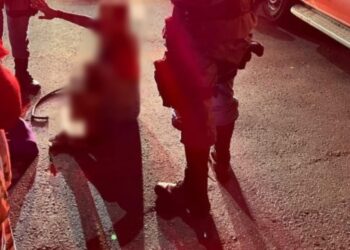 Mulher não identificada foi levada para o hospital. Foto: Reprodução