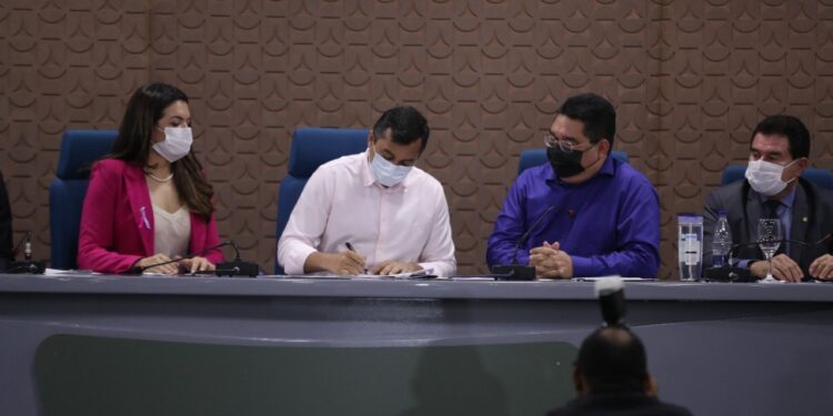 Governador Wilson Lima assina edital de cursos com vagas exclusivas para mulheres no Cetam. Foto: Tácio Melo/Secom