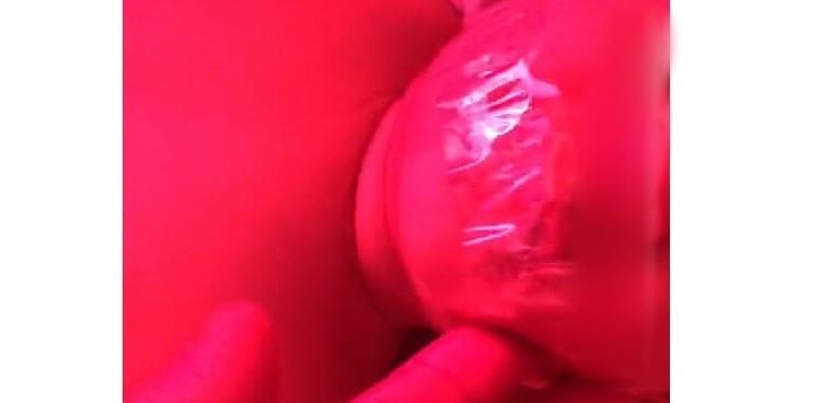 O suposto pai gravou a criança com a boca fechada por esparadrapo. Foto: Reprodução