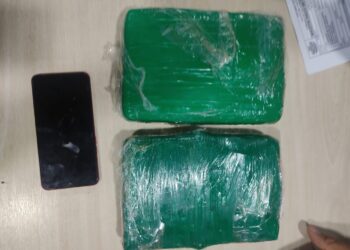 O homem fugiu e deixou a filha e a droga dentro do carro. Foto: Divulgação