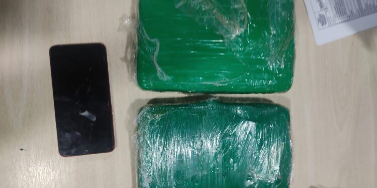 O homem fugiu e deixou a filha e a droga dentro do carro. Foto: Divulgação