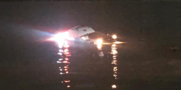 Não foi informado como a ambulância caiu no rio. Foto: Reprodução