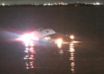 Não foi informado como a ambulância caiu no rio. Foto: Reprodução