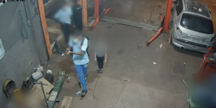 O assalto foi filmado por câmera de segurança da oficina. Foto: Reprodução