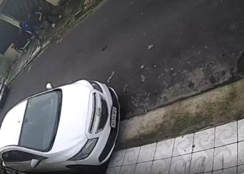 O criminoso tentou acertar primeiro a jovem. Foto: Reprodução