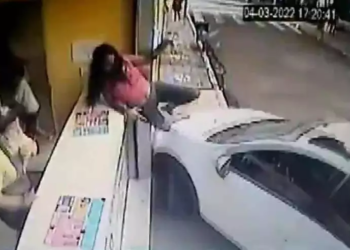 Jovem de 19 anos pensou rápido e pulou ao ver carro vindo em sua direção. Foto: Reprodução