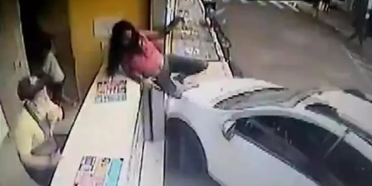 Jovem de 19 anos pensou rápido e pulou ao ver carro vindo em sua direção. Foto: Reprodução