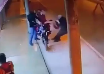 O tiro acertou o olho do ladrão, que caiu morto. Foto: Reprodução