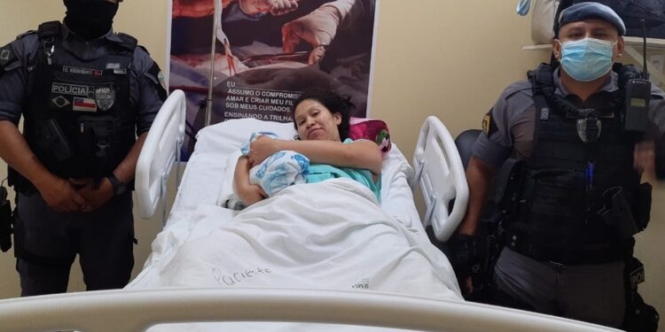 Policiais conseguiram ajudá-la e a levaram para maternidade. Foto: Divulgação/PMAM