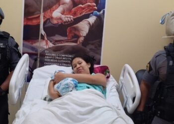 Policiais conseguiram ajudá-la e a levaram para maternidade. Foto: Divulgação/PMAM