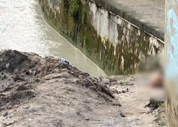 O corpo estava jogado no rip rap e a cabeça a metros de distância. Foto: Reprodução