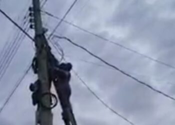 O pior só não aconteceu porque o homem estava preso ao cinto de segurança. Foto: Reprodução