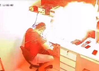 Que susto! O técnico não se feriu, apesar das chamas. Foto: Reprodução