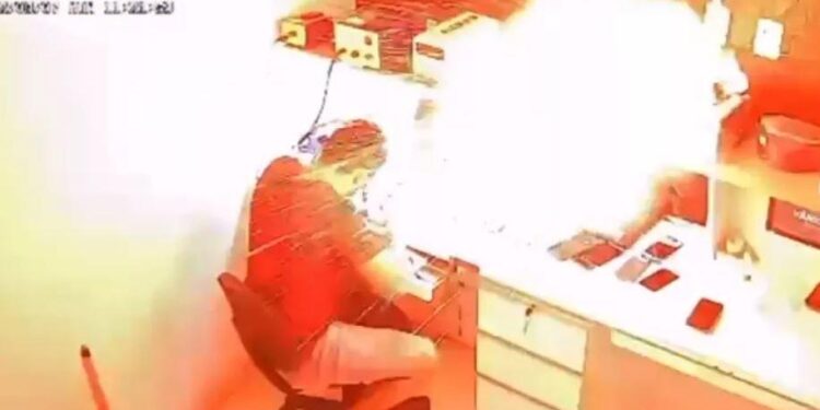 Que susto! O técnico não se feriu, apesar das chamas. Foto: Reprodução